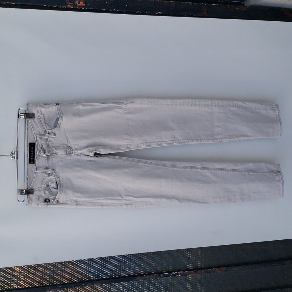 #0018 Rock and Republic skinny low ride. Jeans Missing 5 buttons.on pockets